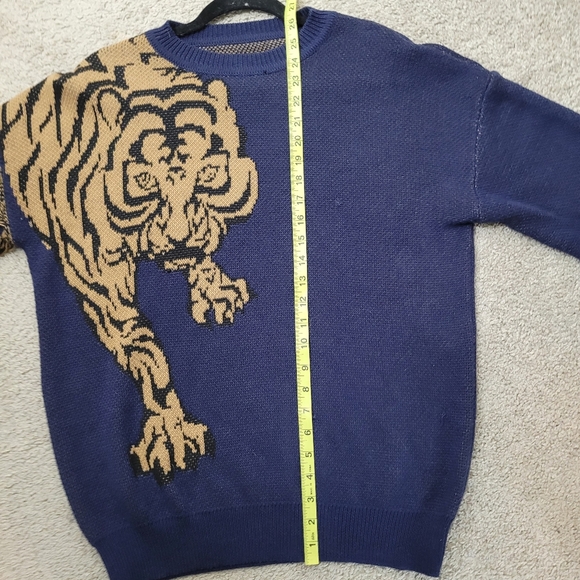 Tiger Sweater SIZE M - Picture 9 of 10